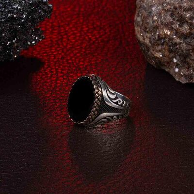 Men's Ring With Black Onyx And Black Onyx With Straw Pattern - 8