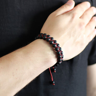 Red Two-Row Bracelet İn Onyx With A Braided Sphere İn Red Macrame And Natural Stone - 2